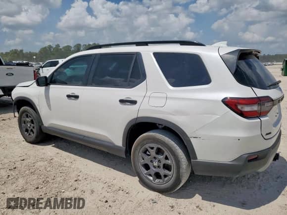 2025 Honda Pilot TrailSport с VIN 5FNYG1H61SB041092, выставлен на аукционе Copart как лот 70817955 с пробегом 2 393 миль миль и Списание • Salvage title. История ставок и продаж доступна на DreamBid. Изображение 2.