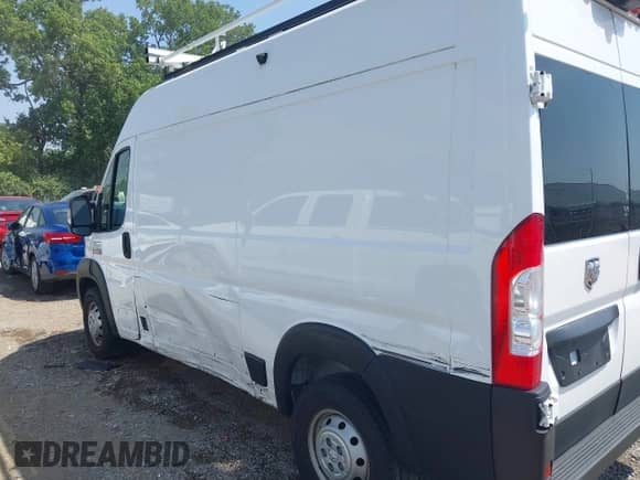 2022 Ram ProMaster Cargo z VIN 3C6LRVBG7NE109619, wystawiony jako IAAI lot #42807528 z przebiegiem 66 339 mil mil oraz . Historia ofert i sprzedaży dostępna na DreamBid. Obrazek 6.