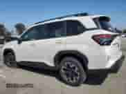 2025 Subaru Forester Premium z VIN JF2SLDBC2SH445442, wystawiony jako Copart lot #65730455 z przebiegiem 6 829 mil mil oraz Szkoda całkowita • Salvage title. Historia ofert i sprzedaży dostępna na DreamBid. Obrazek 2.