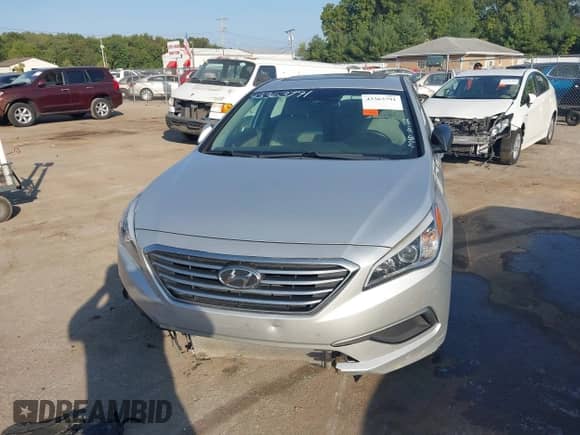 2017 Hyundai Sonata 2.4L z VIN 5NPE24AF1HH562885, wystawiony jako IAAI lot #43363791 z przebiegiem 149 890 mil mil oraz . Historia ofert i sprzedaży dostępna na DreamBid. Obrazek 13.