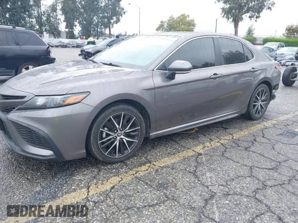 2021 Toyota Camry SE z VIN 4T1T11AK7MU616062, wystawiony jako IAAI lot #43426966 z przebiegiem 96 436 mil mil oraz . Historia ofert i sprzedaży dostępna na DreamBid. Obrazek 18.