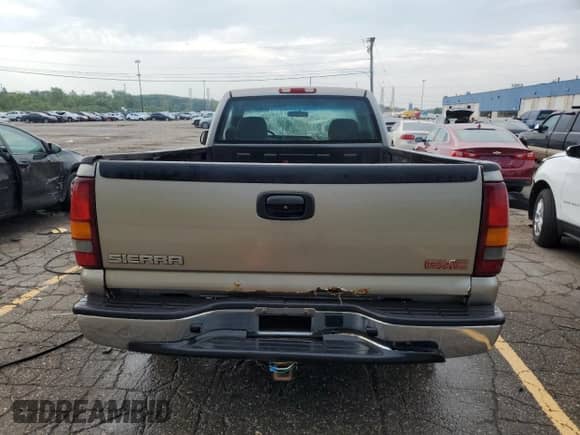 2002 GMC Sierra 1500 z VIN 1GTEC14W22Z113612, wystawiony jako Copart lot #64998175 z przebiegiem 231 039 mil mil oraz Czysty tytuł • Clean title. Historia ofert i sprzedaży dostępna na DreamBid. Obrazek 6.
