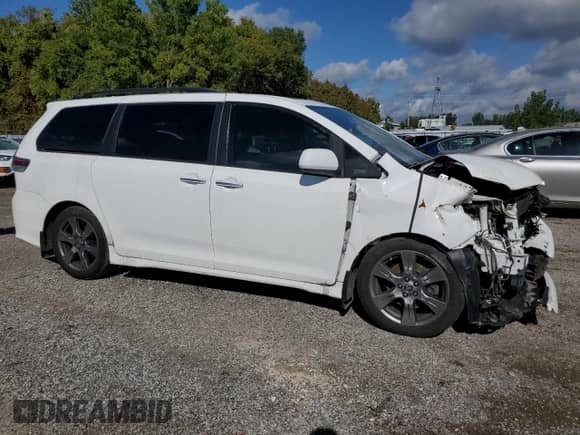 2018 Toyota Sienna SE z VIN 5TDXZ3DCXJS949564, wystawiony jako Copart lot #83834475 z przebiegiem 167 602 mil mil oraz Szkoda całkowita • Salvage title. Historia ofert i sprzedaży dostępna na DreamBid. Obrazek 4.