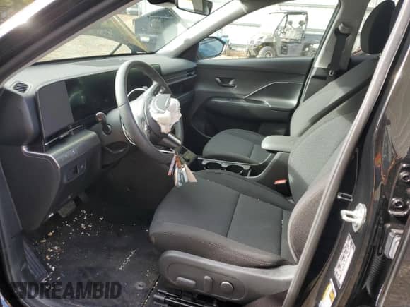 2025 Hyundai Kona SEL z VIN KM8HC3A6XSU018351, wystawiony jako Copart lot #75495384 z przebiegiem 685 mil mil oraz Szkoda całkowita • Salvage title. Historia ofert i sprzedaży dostępna na DreamBid. Obrazek 7.