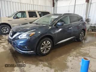 2018 Nissan Murano S z VIN 5N1AZ2MH9JN141929, wystawiony jako Copart lot #57245675 z przebiegiem 135 380 mil mil oraz Czysty tytuł • Clean title. Historia ofert i sprzedaży dostępna na DreamBid. Obrazek 1.