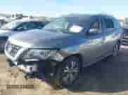 2017 Nissan Pathfinder S z VIN 5N1DR2MN2HC633243, wystawiony jako IAAI lot #41610863 z przebiegiem 139 571 mil mil oraz . Historia ofert i sprzedaży dostępna na DreamBid. Obrazek 17.