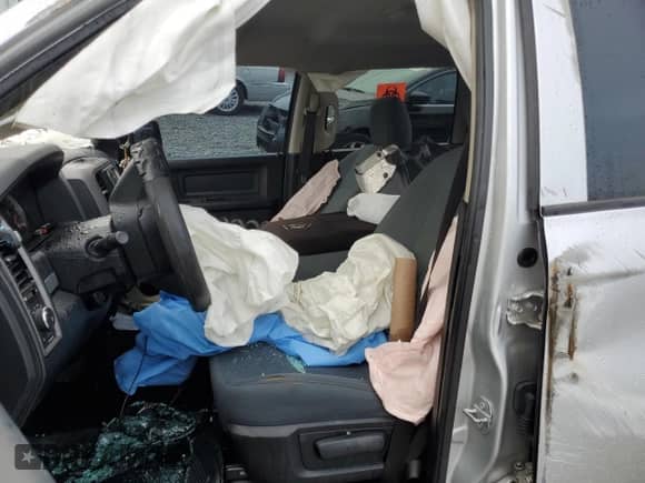 2017 Ram 1500 Express z VIN 1C6RR6KG1HS605436, wystawiony jako Copart lot #79138354 z przebiegiem Nie podano mil oraz Szkoda całkowita • Salvage title. Historia ofert i sprzedaży dostępna na DreamBid. Obrazek 7.