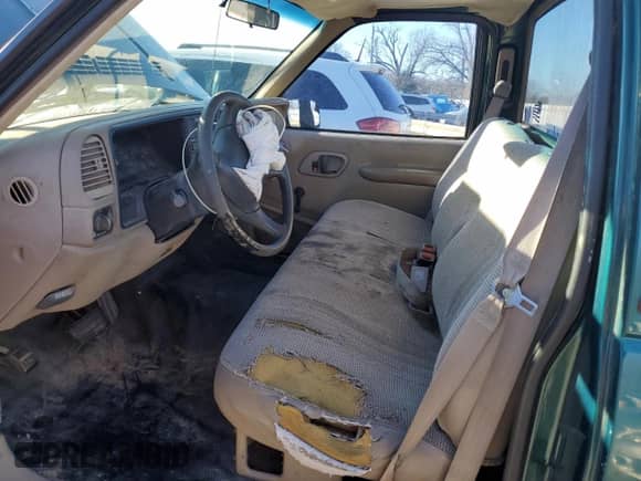1998 GMC Sierra 1500 z VIN 1GTEC14W2WZ523039, wystawiony jako Copart lot #79906003 z przebiegiem 427 209 mil mil oraz Szkoda całkowita • Salvage title. Historia ofert i sprzedaży dostępna na DreamBid. Obrazek 7.