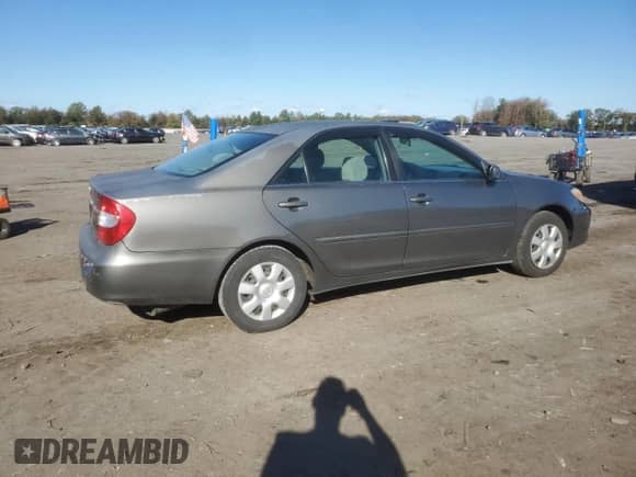 2002 Toyota Camry LE с VIN 4T1BE32K02U573319, выставлен на аукционе Copart как лот 87076145 с пробегом 121 719 миль миль и Списание • Salvage title. История ставок и продаж доступна на DreamBid. Изображение 3.