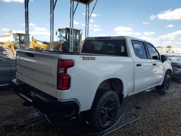 2022 Chevrolet Silverado 1500 Custom Trail Boss z VIN 1GCPYCEK8NZ174114, wystawiony jako Copart lot #47652855 z przebiegiem 71 851 mil mil oraz Szkoda całkowita • Salvage title. Historia ofert i sprzedaży dostępna na DreamBid. Obrazek 3.