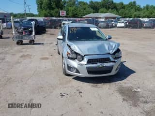 2013 Chevrolet Sonic LTZ z VIN 1G1JE5SB2D4105616, wystawiony jako IAAI lot #42646278 z przebiegiem 134 392 mil mil oraz . Historia ofert i sprzedaży dostępna na DreamBid. Obrazek 1.