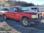 2005 Dodge Dakota z VIN 1D7HW22N95S225881, wystawiony jako Copart lot #46940925 z przebiegiem 86 833 mil mil oraz Czysty tytuł • Clean title. Historia ofert i sprzedaży dostępna na DreamBid. Obrazek 4.