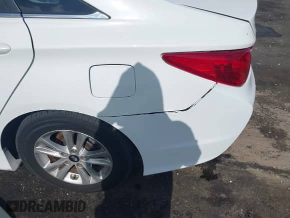 2014 Hyundai Sonata GLS z VIN 5NPEB4AC7EH826757, wystawiony jako IAAI lot #42351452 z przebiegiem 47 300 mil mil oraz . Historia ofert i sprzedaży dostępna na DreamBid. Obrazek 6.