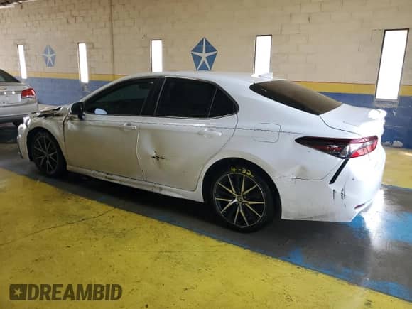 2021 Toyota Camry SE z VIN 4T1S11AK4MU450160, wystawiony jako Copart lot #56654905 z przebiegiem 68 192 mil mil oraz Czysty tytuł • Clean title. Historia ofert i sprzedaży dostępna na DreamBid. Obrazek 2.