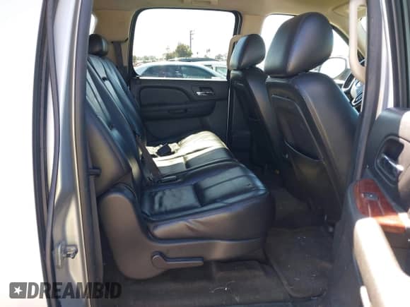 2010 Chevrolet Suburban LT z VIN 1GNUCJE04AR251342, wystawiony jako IAAI lot #42851505 z przebiegiem 243 731 mil mil oraz . Historia ofert i sprzedaży dostępna na DreamBid. Obrazek 8.