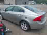 2015 Volvo S60 T5 Premier с VIN YV1612TB9F1302898, выставлен на аукционе IAAI как лот 42616685 с пробегом 34 446 миль миль и . История ставок и продаж доступна на DreamBid. Изображение 3.
