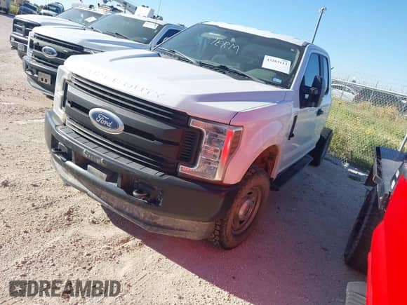 2019 Ford F-250 XL z VIN 1FD7X2B61KEE36543, wystawiony jako IAAI lot #43283113 z przebiegiem 164 926 mil mil oraz . Historia ofert i sprzedaży dostępna na DreamBid. Obrazek 17.