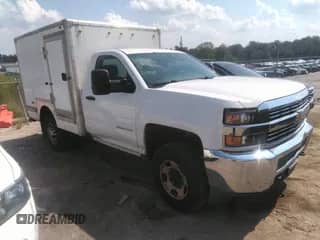 2015 Chevrolet Silverado 2500HD z VIN 1GB0CUEGXFZ108901, wystawiony jako IAAI lot #43172292 z przebiegiem 222 616 mil mil oraz . Historia ofert i sprzedaży dostępna na DreamBid. Obrazek 1.