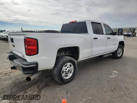 2015 Chevrolet Silverado 2500HD Work Truck z VIN 1GC1KUE81FF569806, wystawiony jako Copart lot #90887985 z przebiegiem 160 674 mil mil oraz Czysty tytuł • Clean title. Historia ofert i sprzedaży dostępna na DreamBid. Obrazek 3.