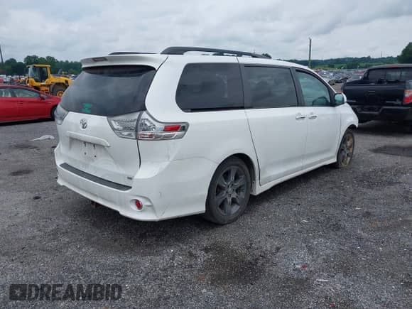 2016 Toyota Sienna SE with VIN 5TDXK3DC0GS762640, listed as a IAAI auction lot 42677461 with 131,256 mi miles and . Bid and sale history available at DreamBid. Image 4.