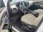 2023 Chevrolet Traverse LS z VIN 1GNERFKW6PJ218472, wystawiony jako Copart lot #70719185 z przebiegiem 40 646 mil mil oraz Szkoda całkowita • Salvage title. Historia ofert i sprzedaży dostępna na DreamBid. Obrazek 8.