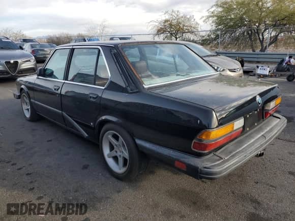 1988 BMW 5 Series с VIN WBADC7405J1717899, выставлен на аукционе Copart как лот 86656734 с пробегом Не указан миль и Чистый • Clean title. История ставок и продаж доступна на DreamBid. Изображение 2.