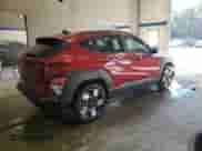 2025 Hyundai Kona SEL с VIN KM8HB3AB9SU321170, выставлен на аукционе Copart как лот 87032655 с пробегом 5 884 миль миль и Чистый • Clean title. История ставок и продаж доступна на DreamBid. Изображение 3.