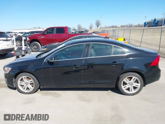 2015 Volvo S60 T5 Premier с VIN YV1612TK4F2356751, выставлен на аукционе IAAI как лот 41666654 с пробегом Не указан миль и . История ставок и продаж доступна на DreamBid. Изображение 14.