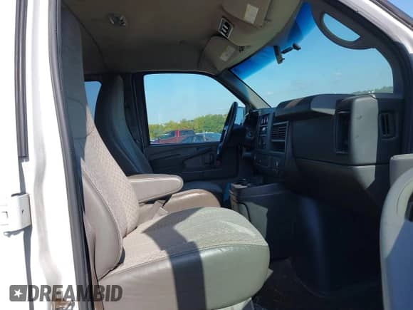 2015 Chevrolet Express Passenger LT with VIN 1GAZG1FG9F1203428, listed as a IAAI auction lot 43134659 with 181,087 mi miles and . Bid and sale history available at DreamBid. Image 5.