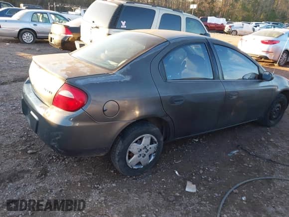 2004 Dodge Neon SE z VIN 1B3AS26C64D561041, wystawiony jako IAAI lot #41254648 z przebiegiem 156 672 mil mil oraz . Historia ofert i sprzedaży dostępna na DreamBid. Obrazek 4.