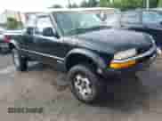 1998 Chevrolet S-10 LS z VIN 1GCCT19WXW8220063, wystawiony jako IAAI lot #42722060 z przebiegiem 186 096 mil mil oraz . Historia ofert i sprzedaży dostępna na DreamBid. Obrazek 1.