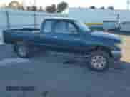 1997 Toyota Tacoma z VIN 4TAWM72N4VZ324227, wystawiony jako Copart lot #50633325 z przebiegiem 296 625 mil mil oraz Czysty tytuł • Clean title. Historia ofert i sprzedaży dostępna na DreamBid. Obrazek 4.