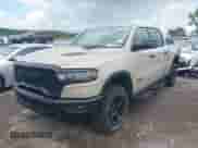 2025 Ram 1500 Rebel z VIN 1C6SRFLP5SN658193, wystawiony jako IAAI lot #42648676 z przebiegiem 11 099 mil mil oraz . Historia ofert i sprzedaży dostępna na DreamBid. Obrazek 2.