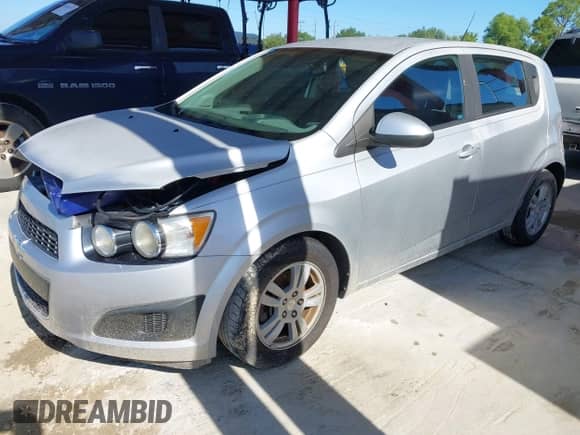 2012 Chevrolet Sonic LS z VIN 1G1JA6SH1C4229834, wystawiony jako IAAI lot #43034050 z przebiegiem 153 583 mil mil oraz . Historia ofert i sprzedaży dostępna na DreamBid. Obrazek 2.