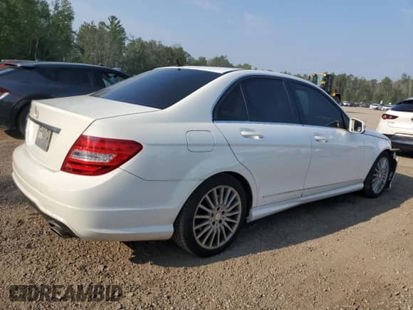 2013 Mercedes-Benz C 300 Luxury z VIN WDDGF8ABXDA751673, wystawiony jako Copart lot #68739465 z przebiegiem 211 703 mil mil oraz Czysty tytuł • Clean title. Historia ofert i sprzedaży dostępna na DreamBid. Obrazek 3.