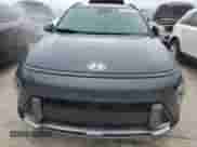 2024 Hyundai Kona Limited z VIN KM8HECA36RU048019, wystawiony jako Copart lot #76171524 z przebiegiem 5 086 mil mil oraz Nie do naprawy • Non repairable. Historia ofert i sprzedaży dostępna na DreamBid. Obrazek 5.