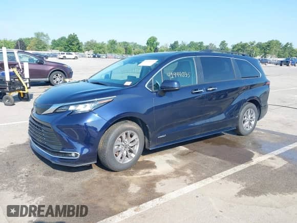 2021 Toyota Sienna XLE with VIN 5TDJSKFC8MS003825, listed as a IAAI auction lot 42944035 with 61,187 mi miles and . Bid and sale history available at DreamBid. Image 2.