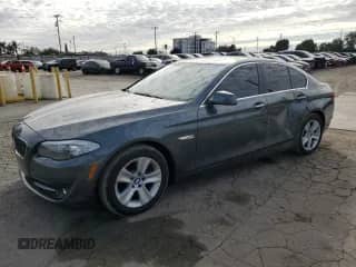 2012 BMW 5 Series 528i с VIN WBAXG5C57CDW24290, выставлен на аукционе Copart как лот 81973995 с пробегом 135 209 миль миль и Списание • Salvage title. История ставок и продаж доступна на DreamBid. Изображение 1.