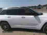 2022 Jeep Grand Cherokee Summit Reserve z VIN 1C4RJHEG8N8588988, wystawiony jako IAAI lot #42059989 z przebiegiem 51 699 mil mil oraz . Historia ofert i sprzedaży dostępna na DreamBid. Obrazek 13.