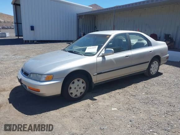 1996 Honda Accord LX z VIN 1HGCD563XTA192561, wystawiony jako IAAI lot #42915033 z przebiegiem 184 789 mil mil oraz . Historia ofert i sprzedaży dostępna na DreamBid. Obrazek 2.