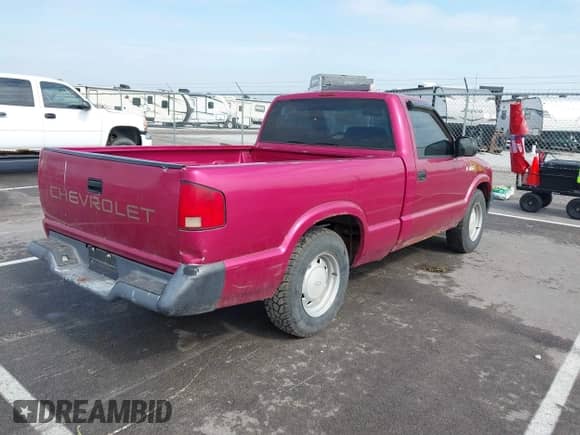 1994 Chevrolet S-10 z VIN 1GCCS1447R8110780, wystawiony jako IAAI lot #42418451 z przebiegiem 157 915 mil mil oraz . Historia ofert i sprzedaży dostępna na DreamBid. Obrazek 4.