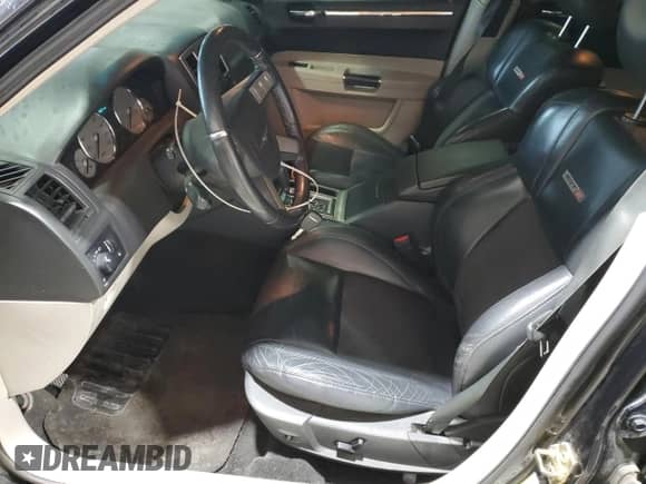 2006 Chrysler 300 C SRT-8 z VIN 2C3LA73W26H242915, wystawiony jako Copart lot #56929214 z przebiegiem 190 677 mil mil oraz Czysty tytuł • Clean title. Historia ofert i sprzedaży dostępna na DreamBid. Obrazek 7.