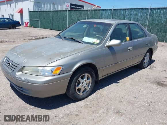 1997 Toyota Camry LE z VIN 4T1BG22K4VU063869, wystawiony jako IAAI lot #42274011 z przebiegiem Nie podano mil oraz . Historia ofert i sprzedaży dostępna na DreamBid. Obrazek 2.