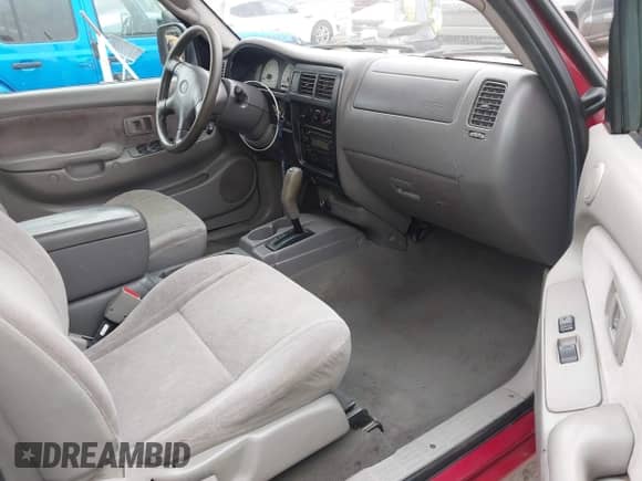 2004 Toyota Tacoma PreRunner z VIN 5TEGN92N94Z394990, wystawiony jako IAAI lot #43381672 z przebiegiem 334 266 mil mil oraz . Historia ofert i sprzedaży dostępna na DreamBid. Obrazek 5.