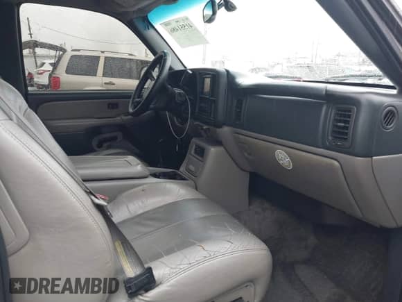 2000 Chevrolet Suburban LS with VIN 3GNEC16T3YG209560, listed as a IAAI auction lot 41551486 with 264,290 mi miles and . Bid and sale history available at DreamBid. Image 5.