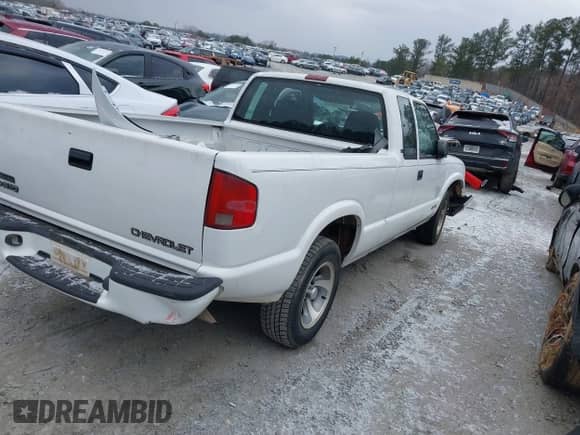 1999 Chevrolet S-10 LS with VIN 1GCCS1948XK139178, listed as a IAAI auction lot 41624173 with 332,991 mi miles and . Bid and sale history available at DreamBid. Image 4.
