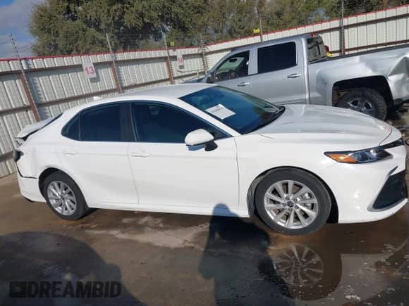 2021 Toyota Camry LE z VIN 4T1C11AKXMU406376, wystawiony jako IAAI lot #43445870 z przebiegiem 28 448 mil mil oraz . Historia ofert i sprzedaży dostępna na DreamBid. Obrazek 13.