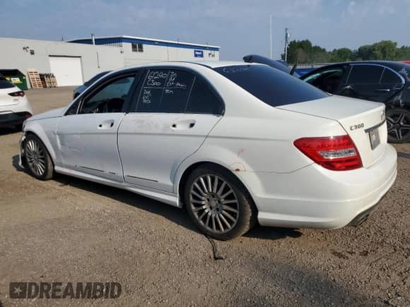 2013 Mercedes-Benz C 300 Luxury z VIN WDDGF8ABXDA751673, wystawiony jako Copart lot #68739465 z przebiegiem 211 703 mil mil oraz Czysty tytuł • Clean title. Historia ofert i sprzedaży dostępna na DreamBid. Obrazek 2.