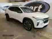 2025 Chevrolet Trax 2RS с VIN KL77LJEPXSC245016, выставлен на аукционе Copart как лот 85124805 с пробегом 10 588 миль миль и Чистый • Clean title. История ставок и продаж доступна на DreamBid. Изображение 4.