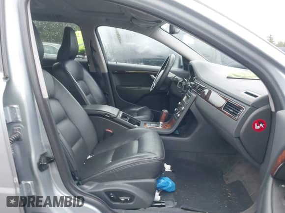 2010 Volvo XC70 3.0T with VIN YV4992BZ6A1079445, listed as a IAAI auction lot 40915189 with 92,847 mi miles and . Bid and sale history available at DreamBid. Image 5.